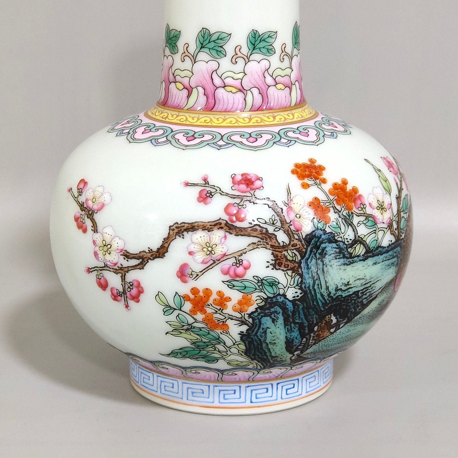 Qing Dynasty Qianlong lived and worked in peace and contentment small vase