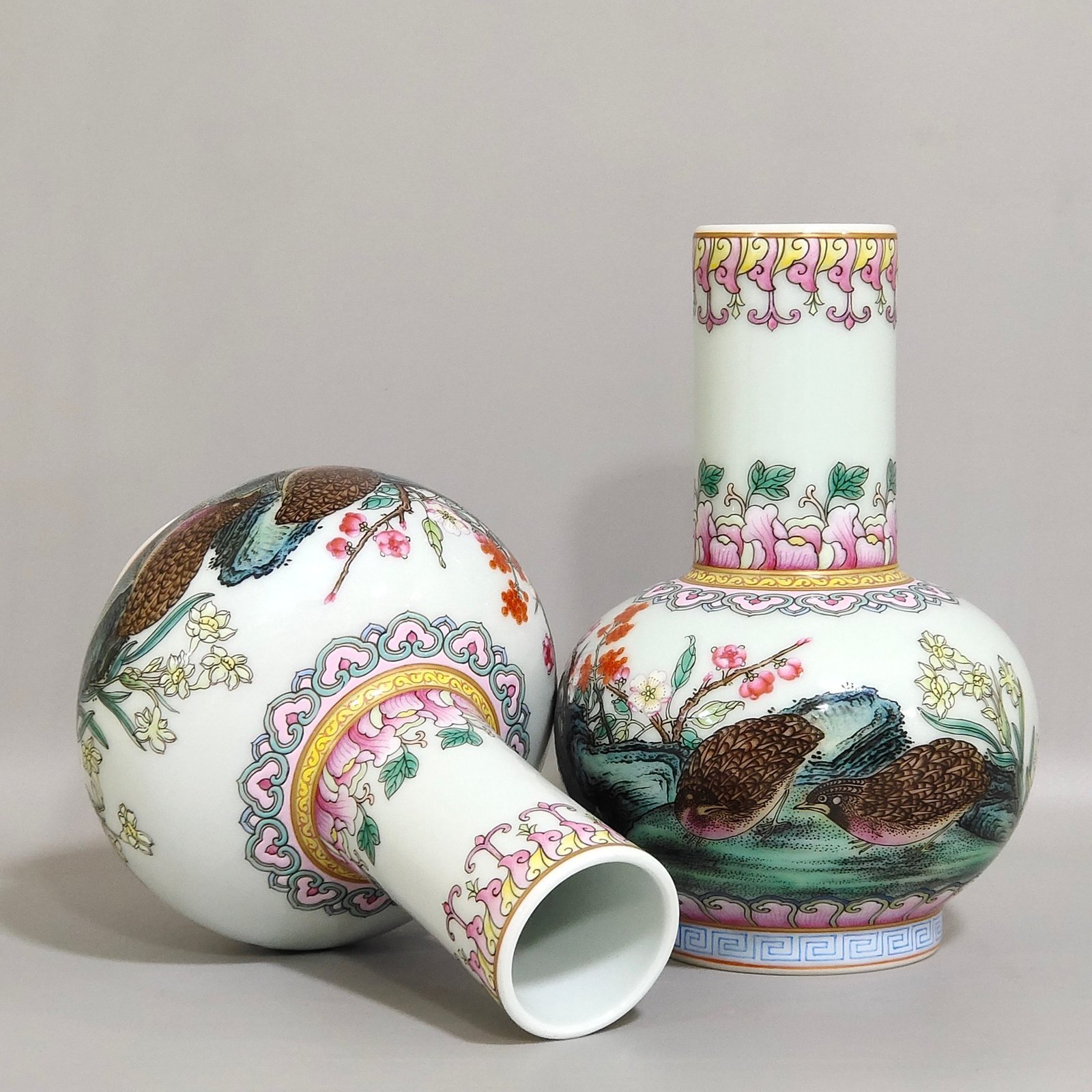 Qing Dynasty Qianlong lived and worked in peace and contentment small vase