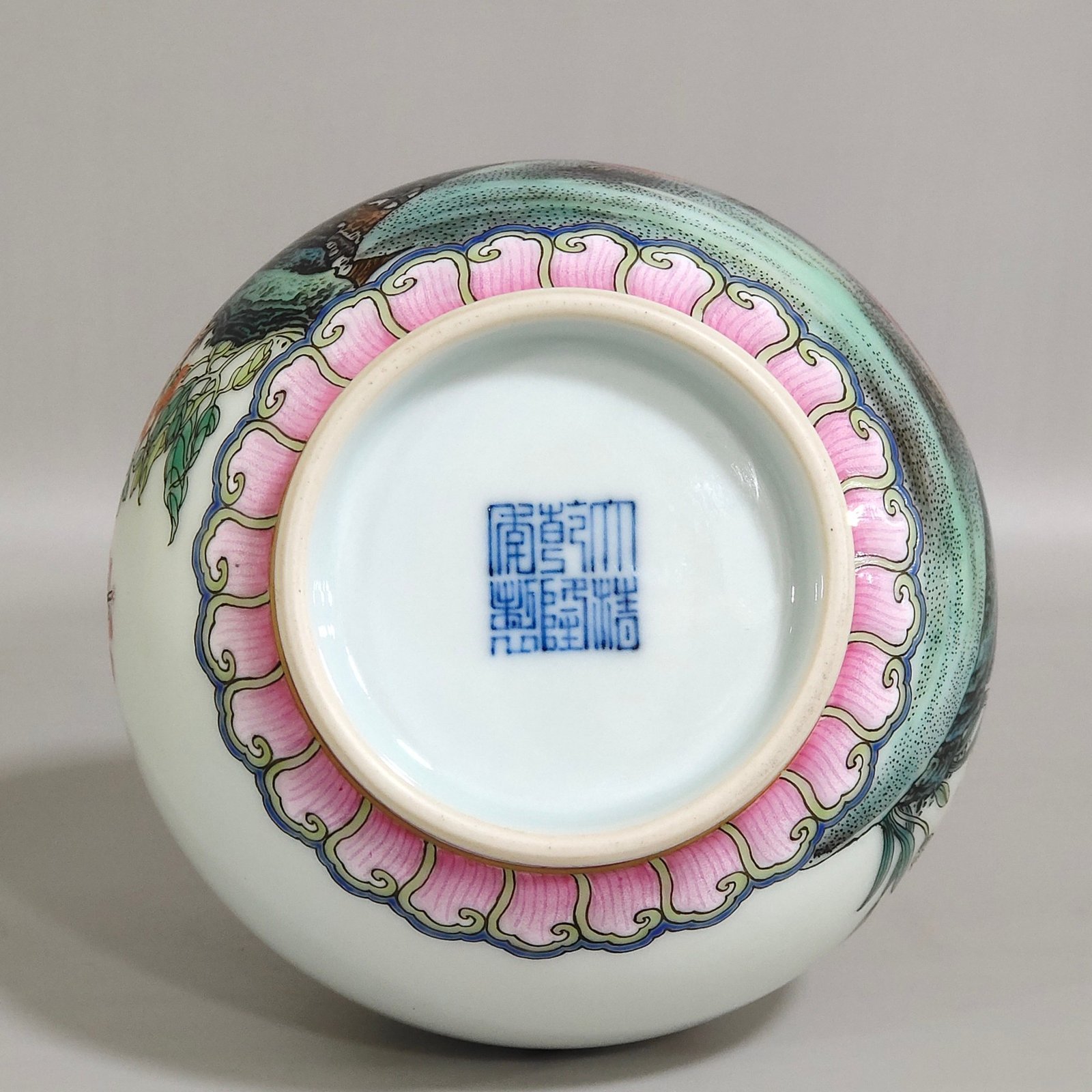 Qing Dynasty Qianlong lived and worked in peace and contentment small vase