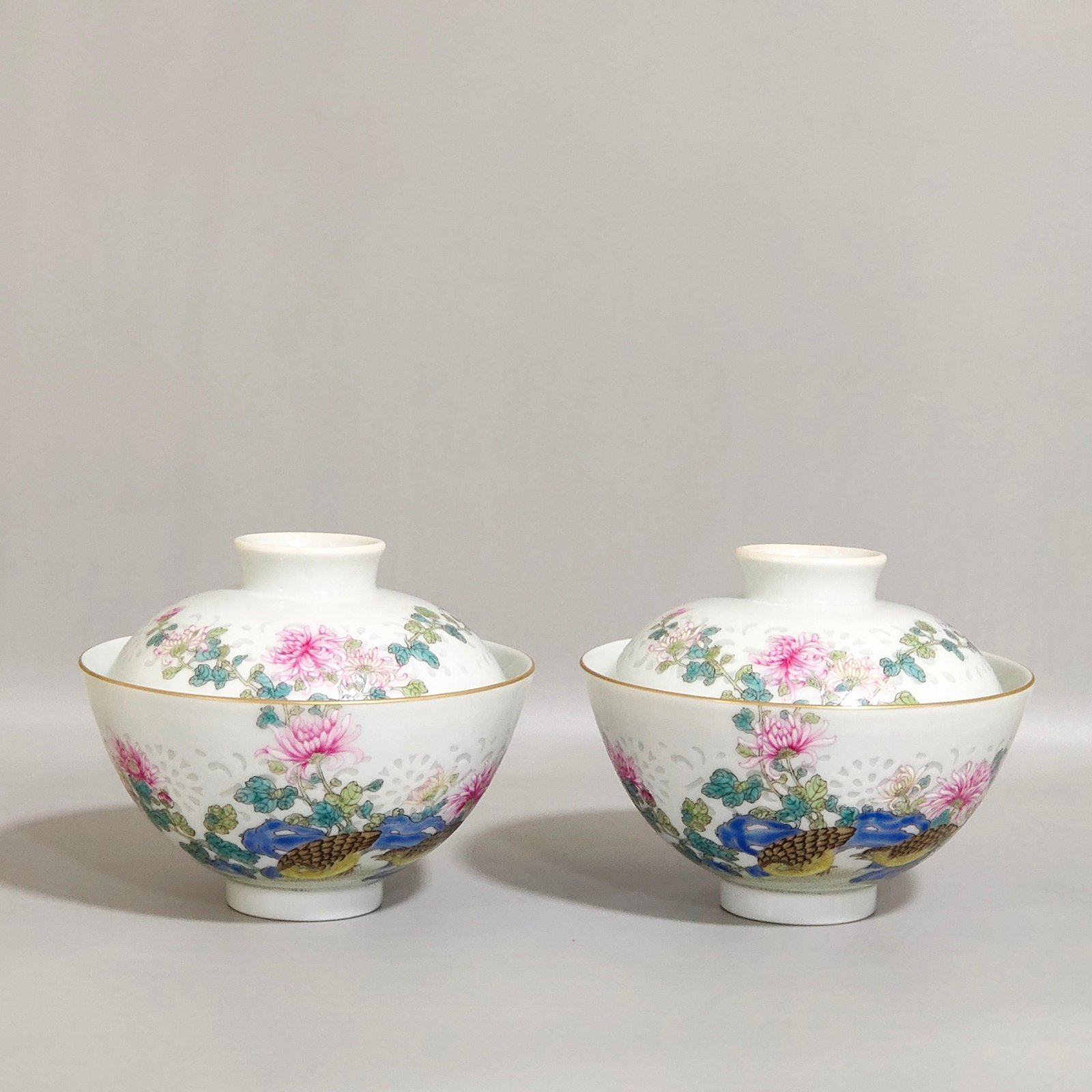 Qing Dynasty Qianlong lived and worked in peace and contentment an exquisite covered bowl