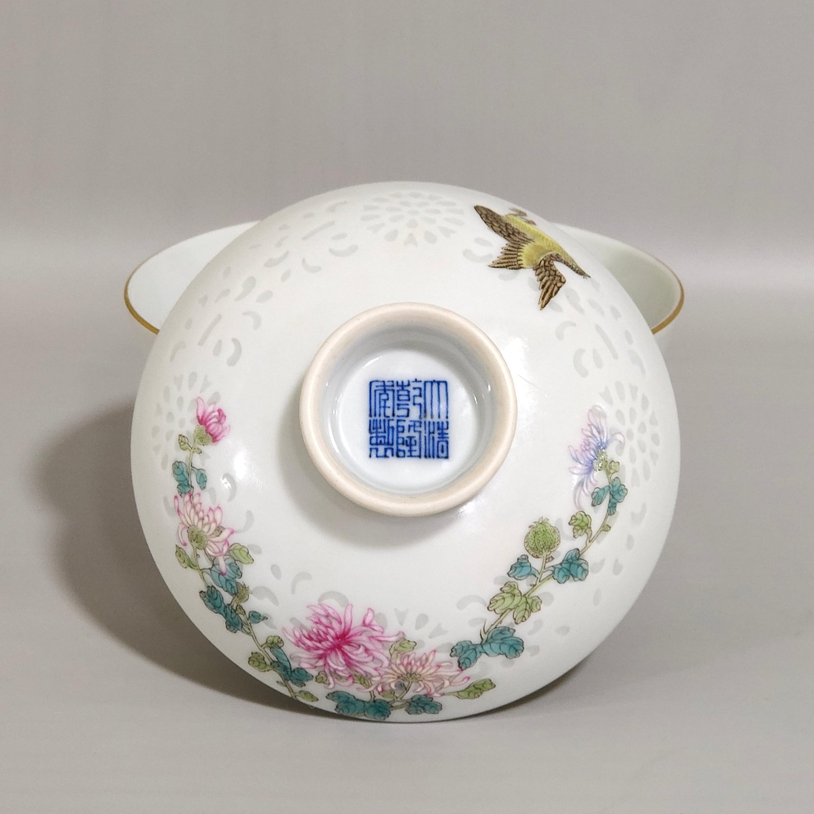 Qing Dynasty Qianlong lived and worked in peace and contentment an exquisite covered bowl