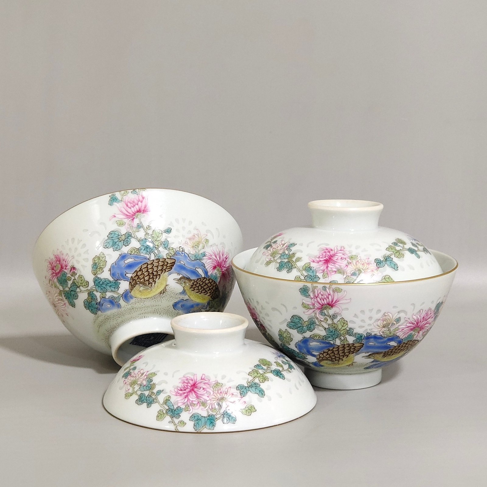 Qing Dynasty Qianlong lived and worked in peace and contentment an exquisite covered bowl