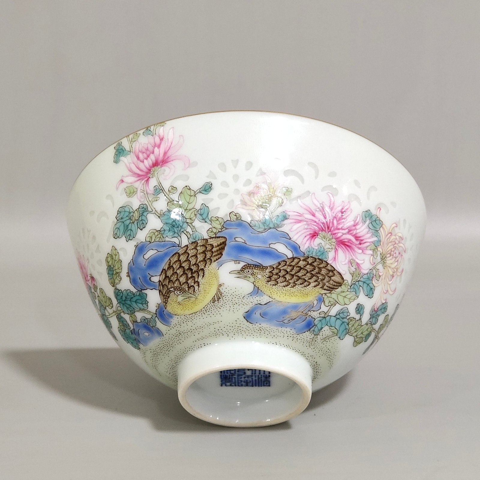 Qing Dynasty Qianlong lived and worked in peace and contentment an exquisite covered bowl