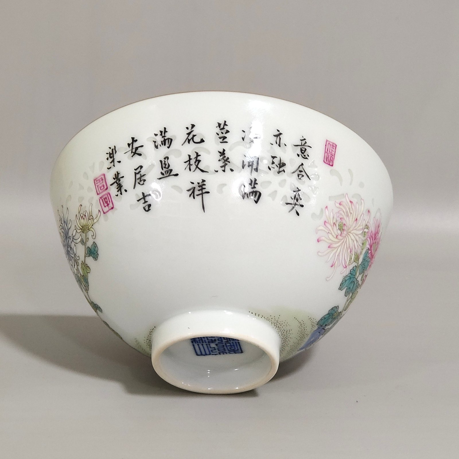 Qing Dynasty Qianlong lived and worked in peace and contentment an exquisite covered bowl