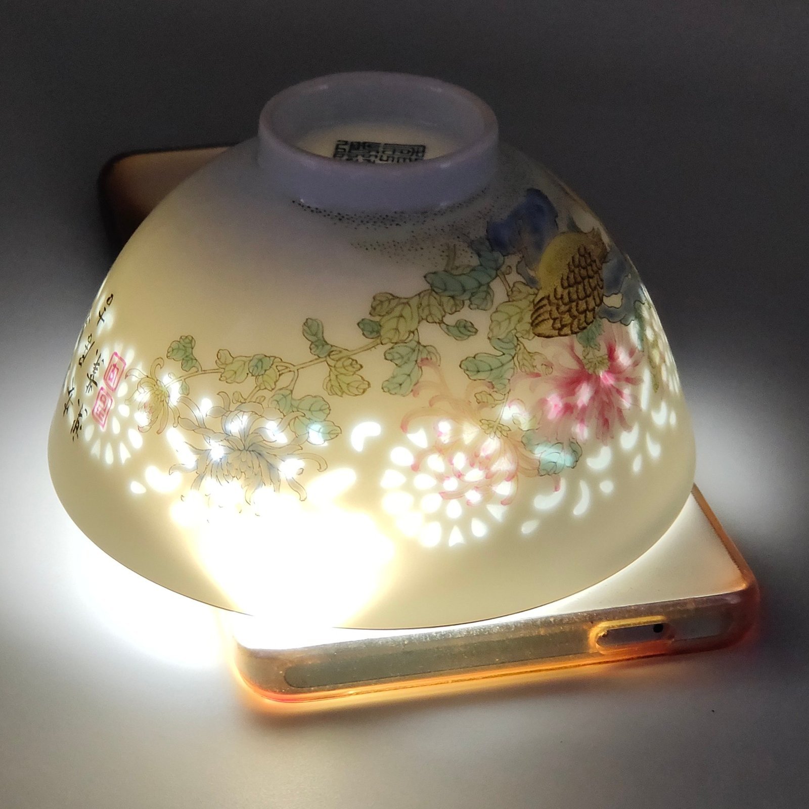 Qing Dynasty Qianlong lived and worked in peace and contentment an exquisite covered bowl