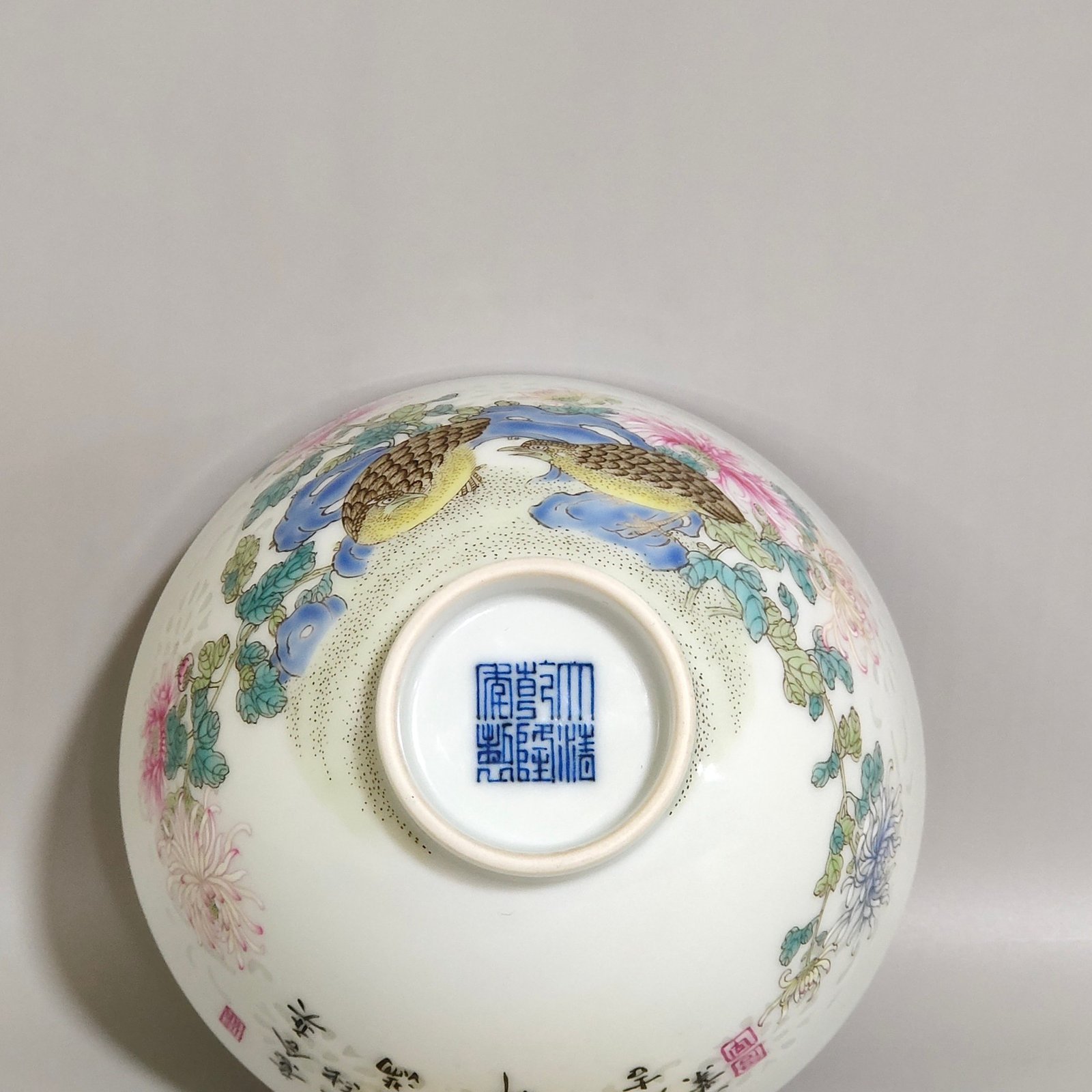 Qing Dynasty Qianlong lived and worked in peace and contentment an exquisite covered bowl