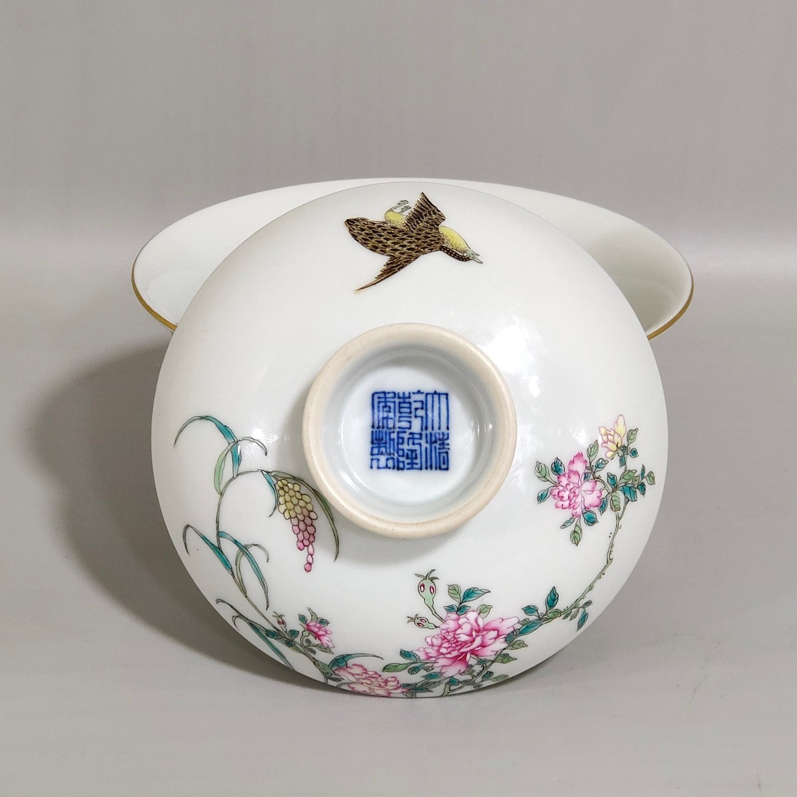 Qing Dynasty Qianlong A bowl who lived and worked in peace and contentment