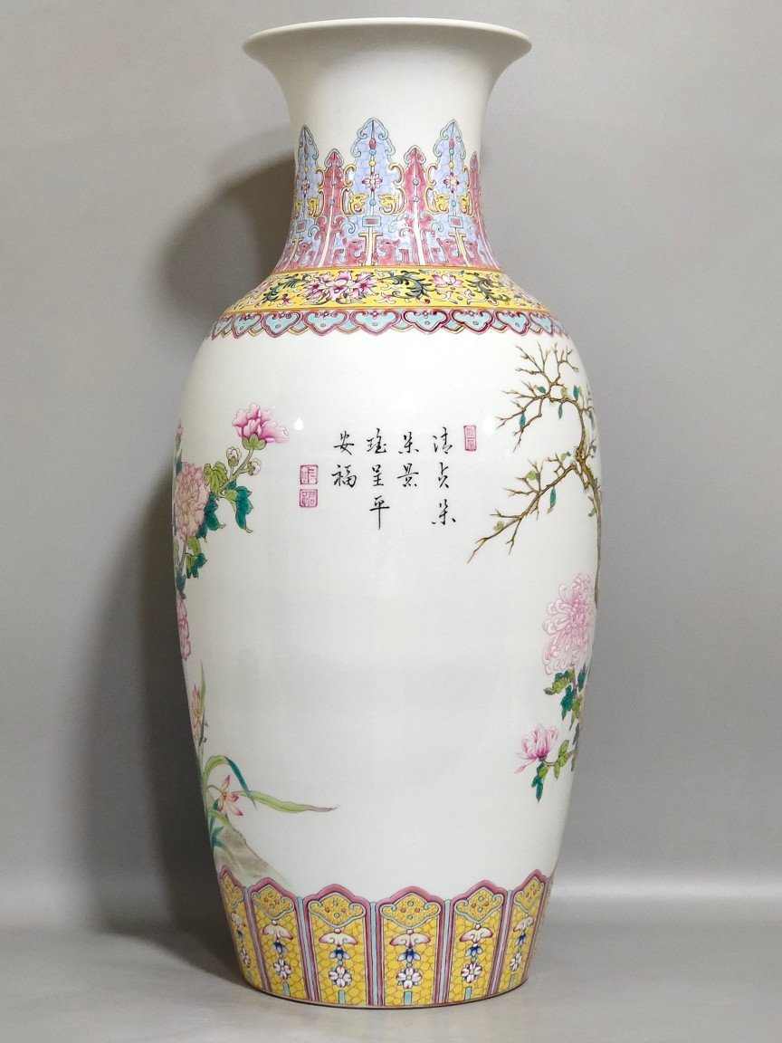 Qing Dynasty Qianlong lived and worked in peace and contentment Guanyin bottle