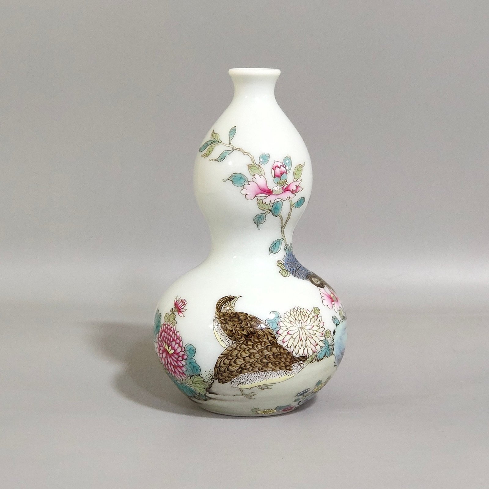 Qing Dynasty Qianlong A snuff bottle from the lived and worked in peace and contentment