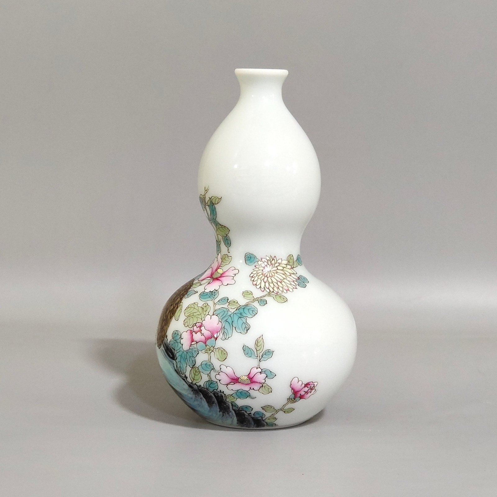 Qing Dynasty Qianlong A snuff bottle from the lived and worked in peace and contentment