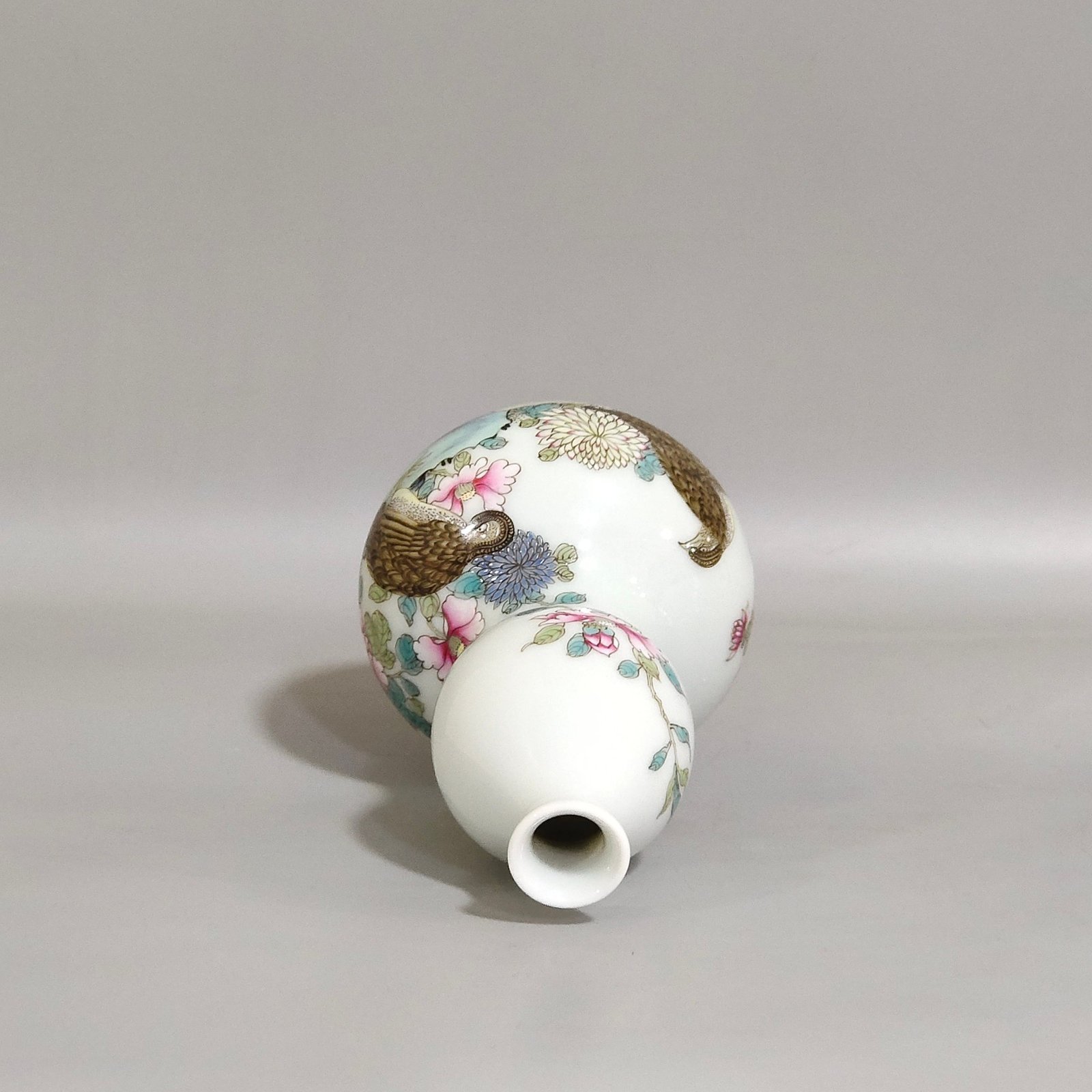 Qing Dynasty Qianlong A snuff bottle from the lived and worked in peace and contentment
