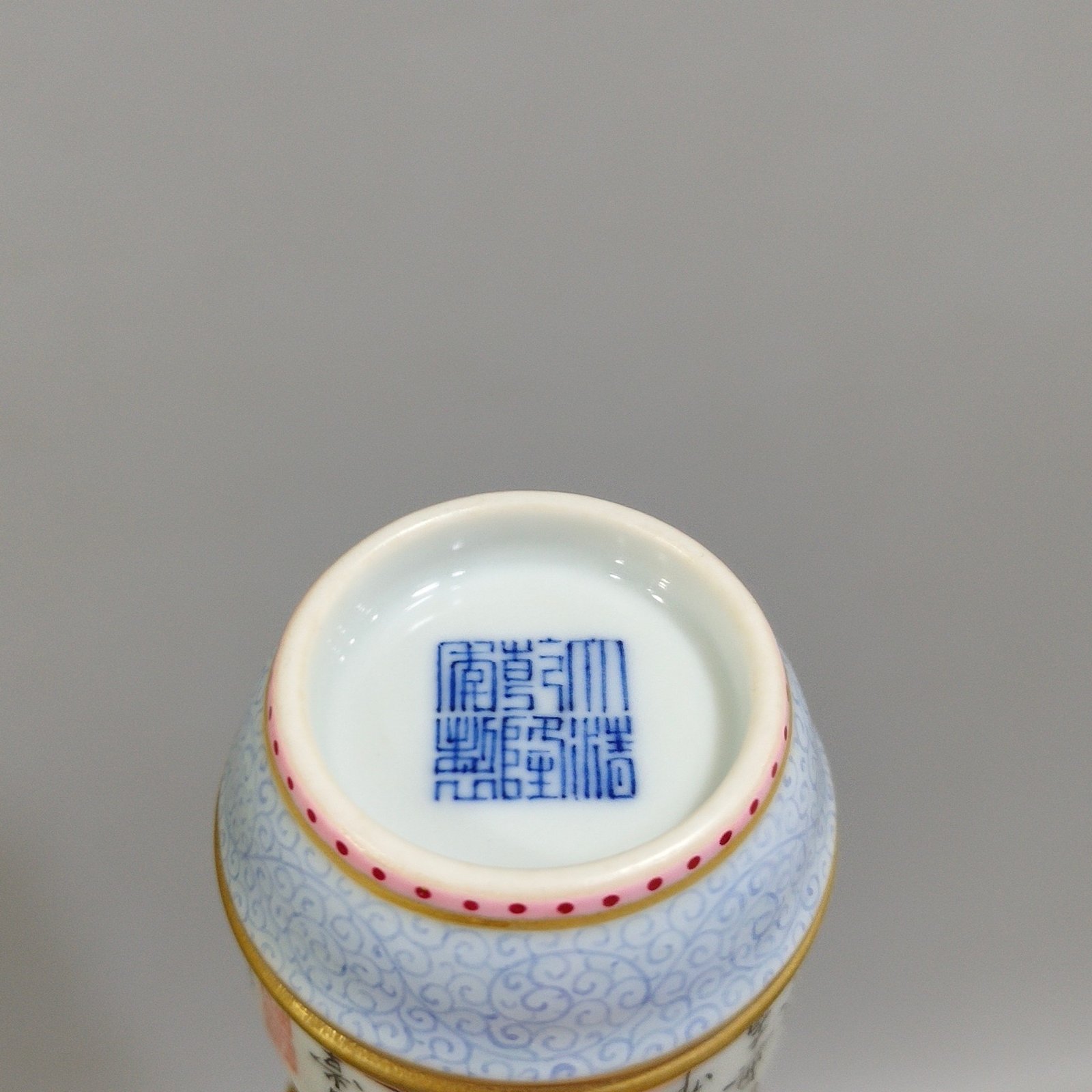 Qing Dynasty Qianlong landscape poem “Zhuanxin” snuff bottle