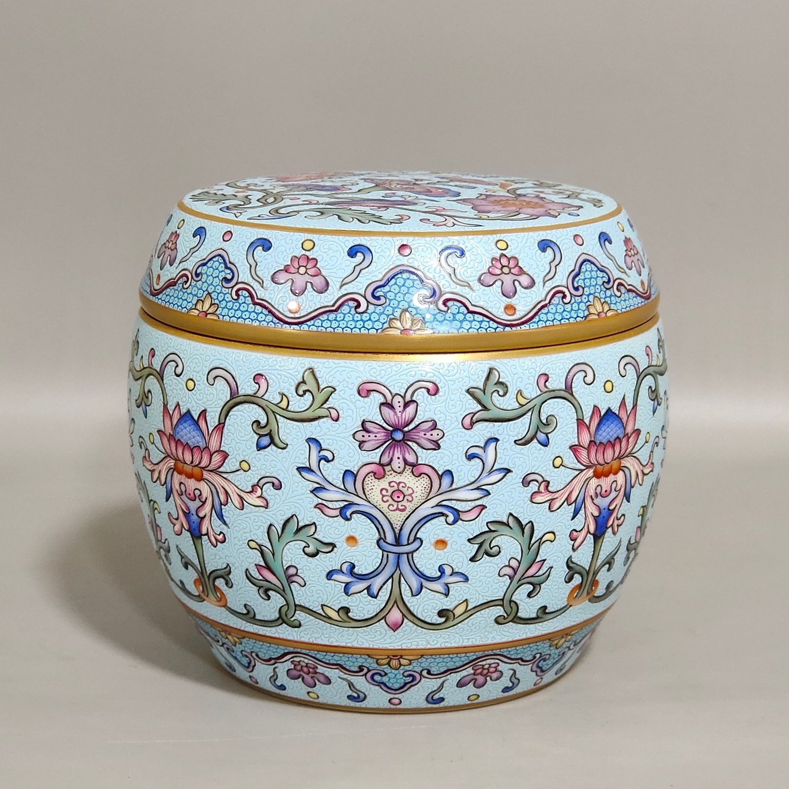 Qing Dynasty Qianlong carved flower and longevity jar with lid