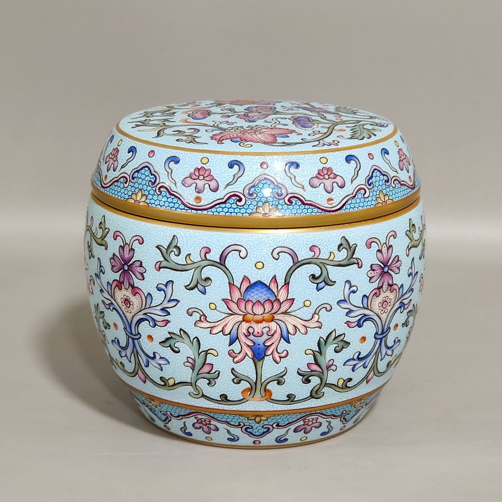 Qing Dynasty Qianlong carved flower and longevity jar with lid