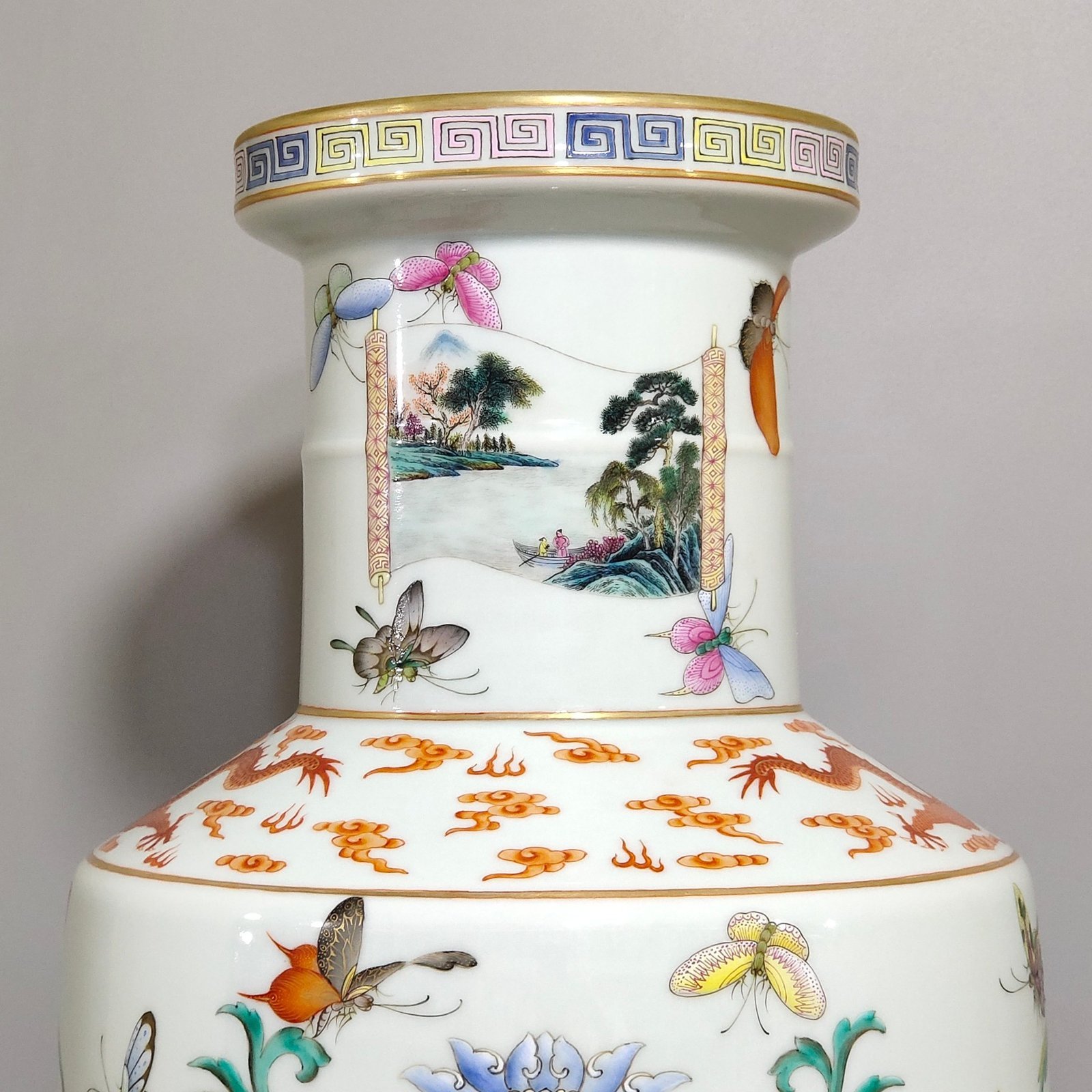 Qing Dynasty Qianlong A hammer vase granted