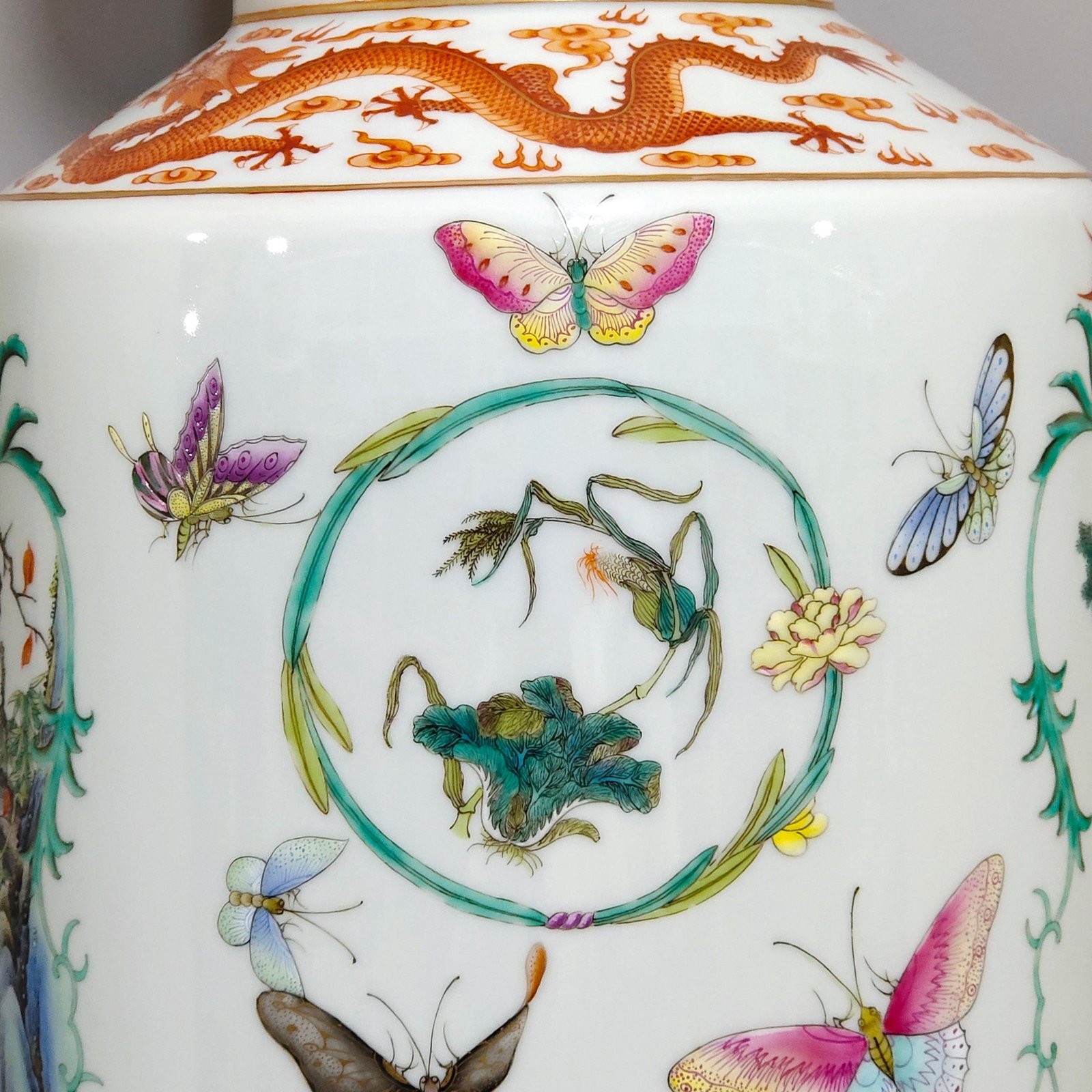 Qing Dynasty Qianlong A hammer vase granted