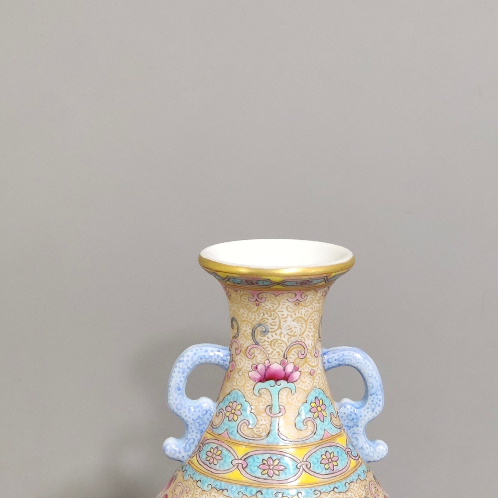 Qing Dynasty Qianlong gold-painted amphora
