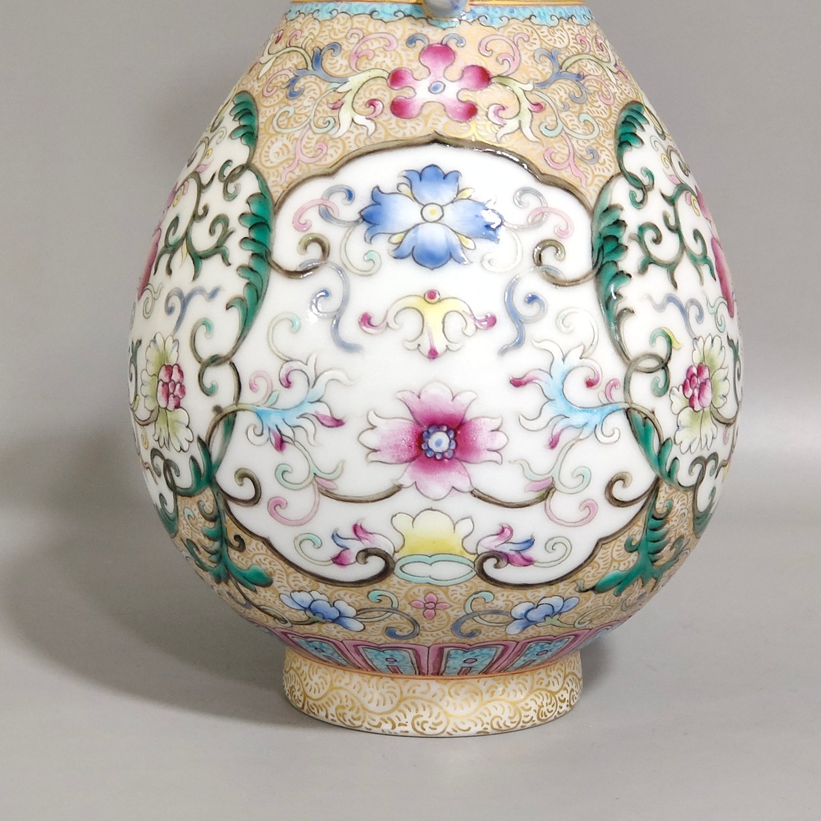 Qing Dynasty Qianlong gold-painted amphora