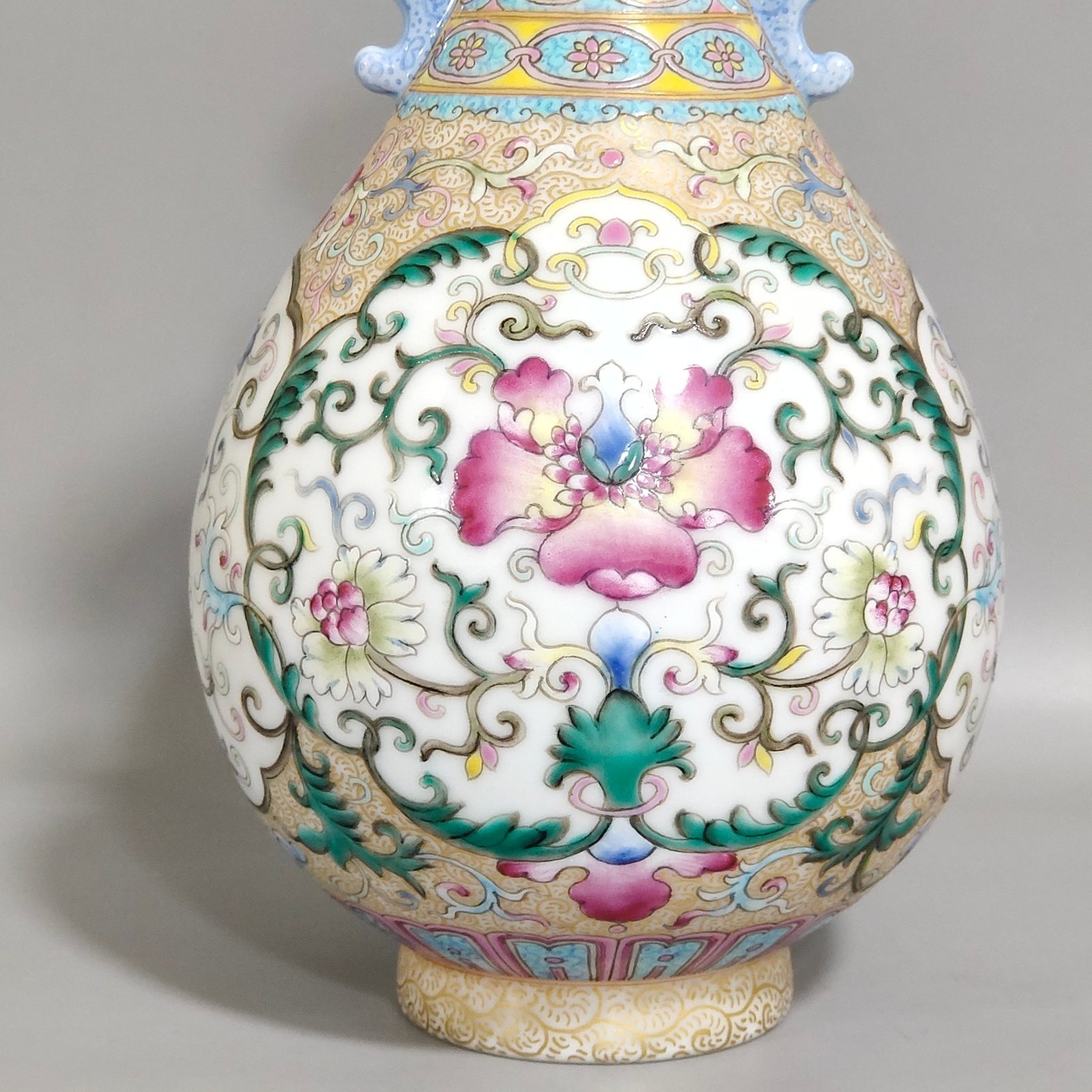 Qing Dynasty Qianlong gold-painted amphora