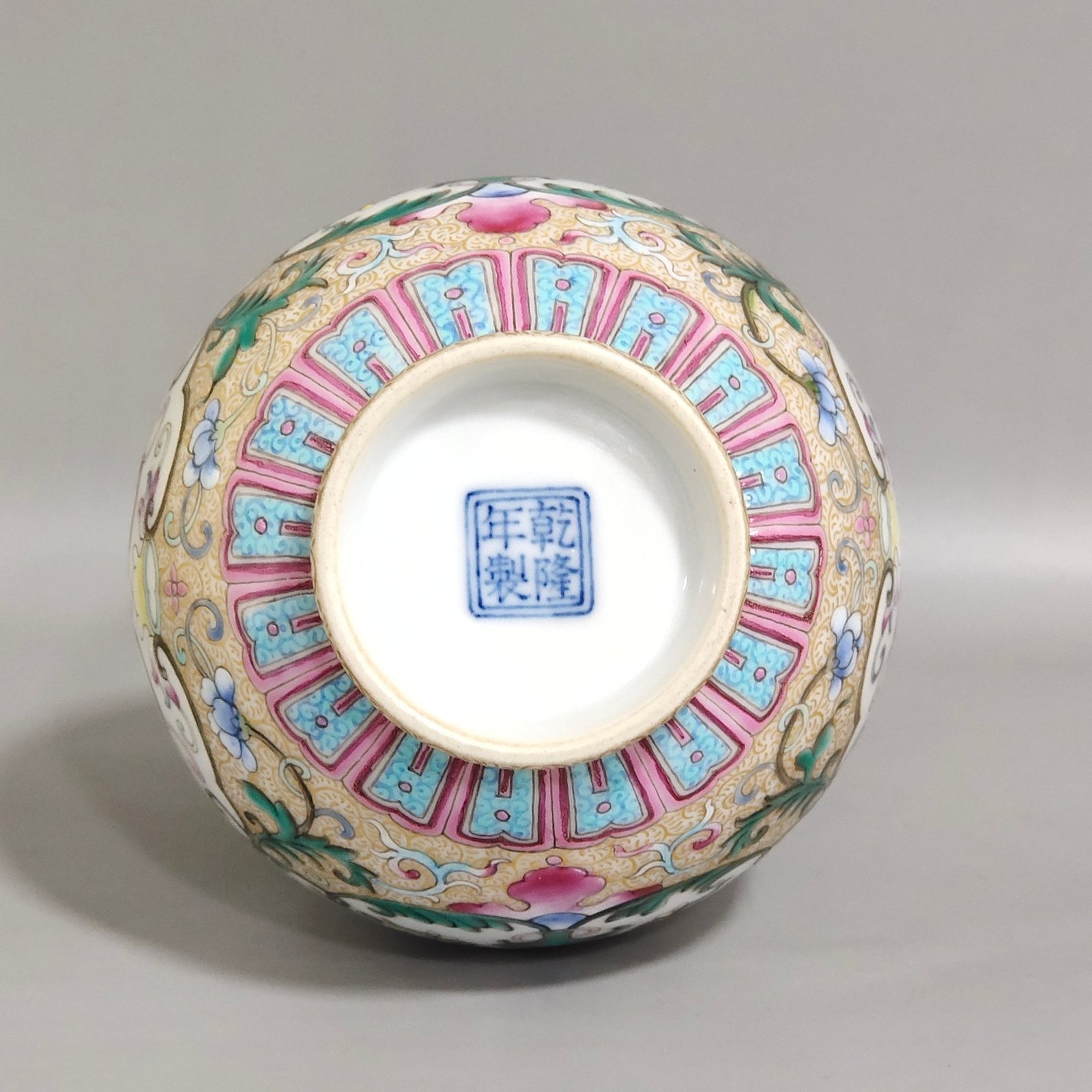 Qing Dynasty Qianlong gold-painted amphora