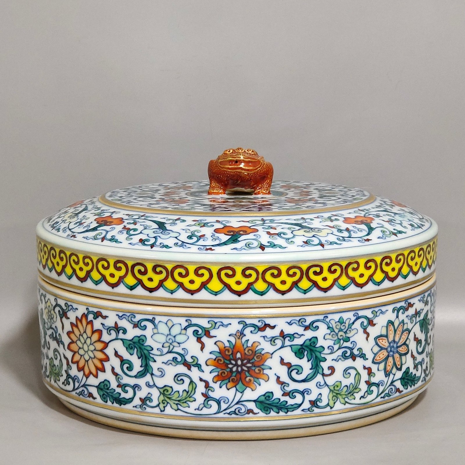Qing Dynasty Qianlong doucai lid box