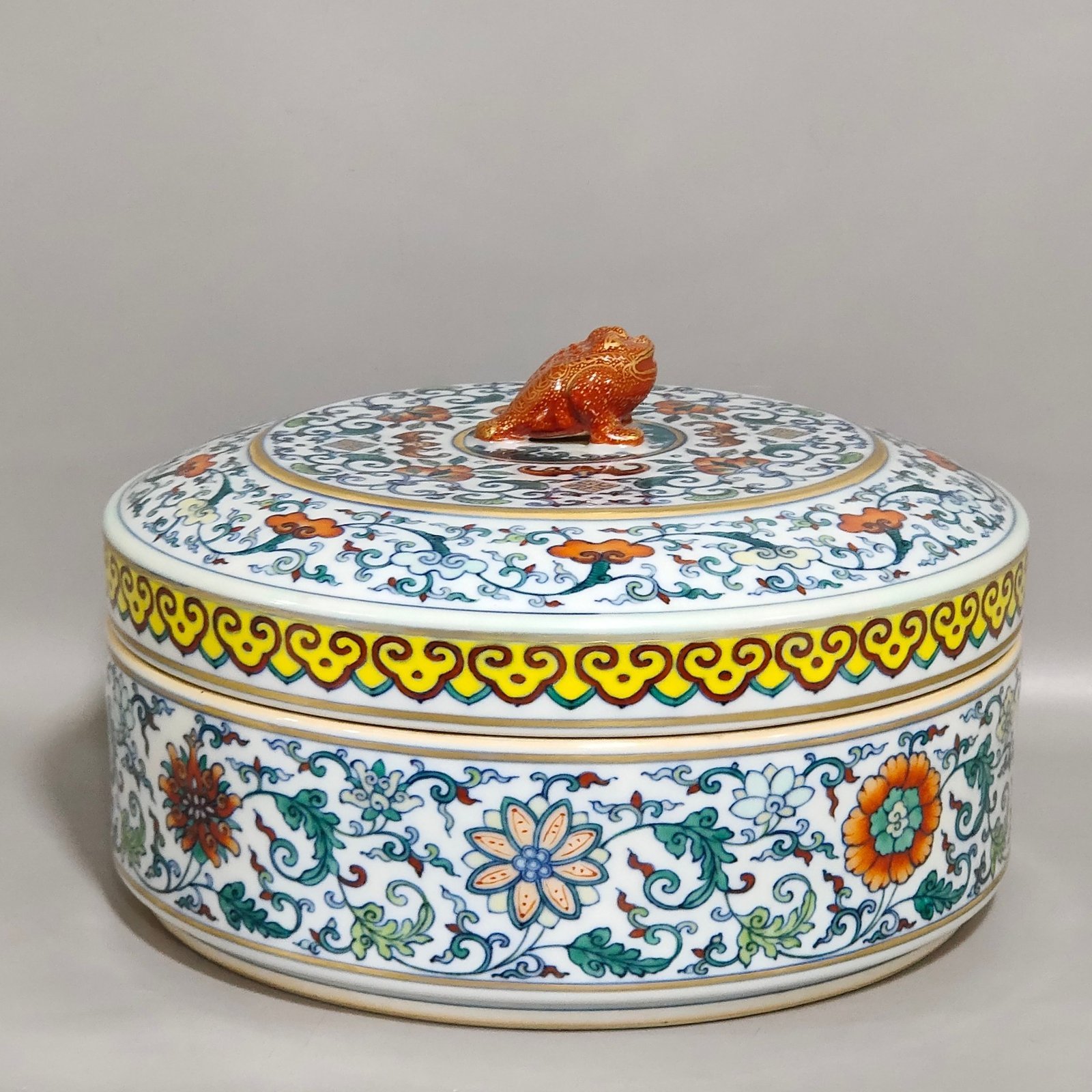Qing Dynasty Qianlong doucai lid box