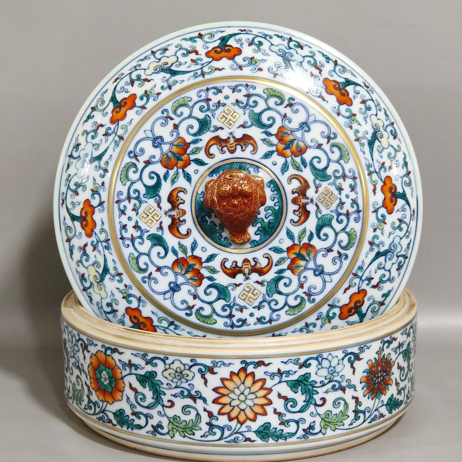 Qing Dynasty Qianlong doucai lid box