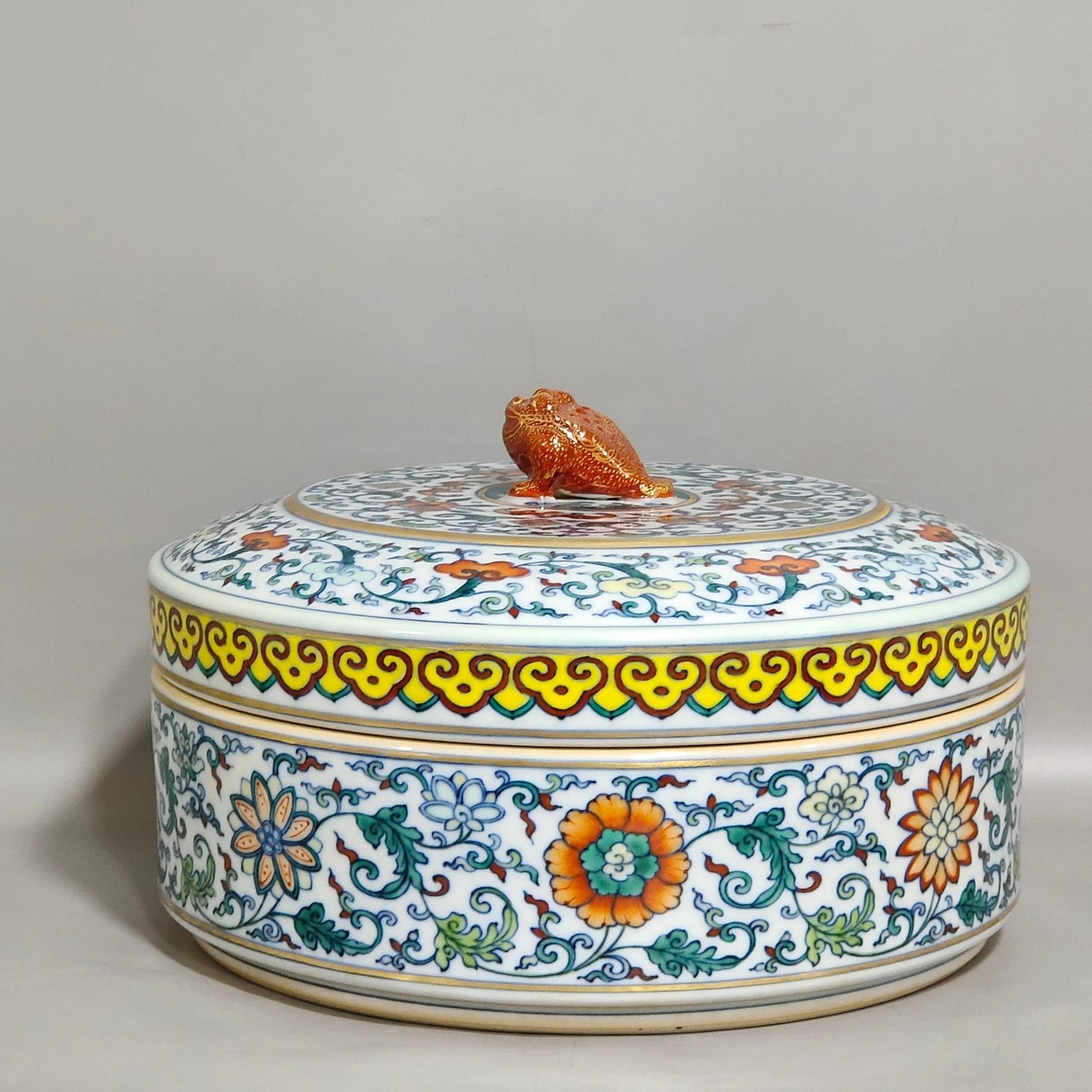 Qing Dynasty Qianlong doucai lid box