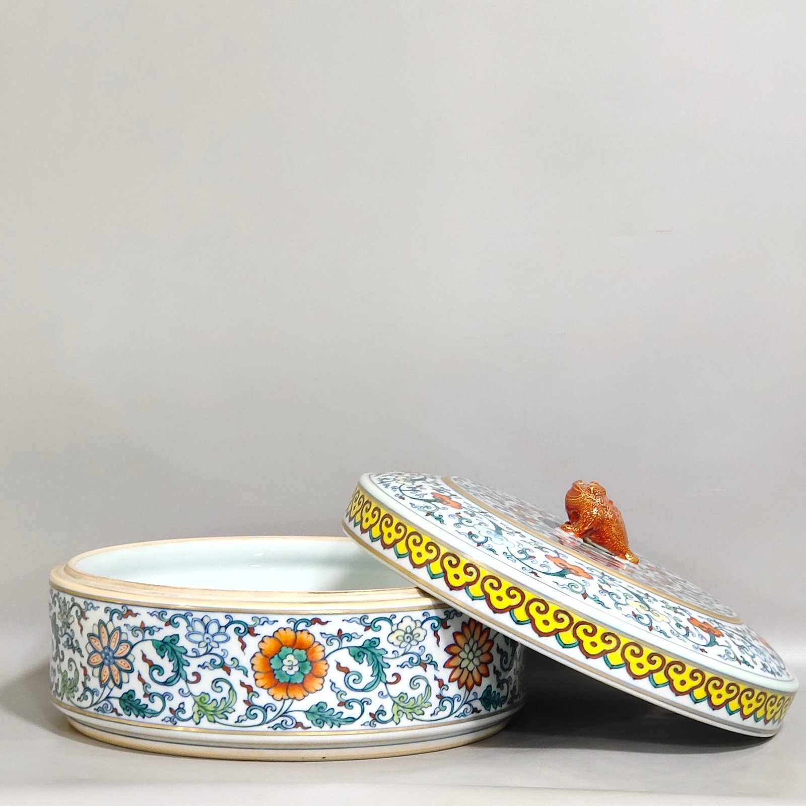 Qing Dynasty Qianlong doucai lid box