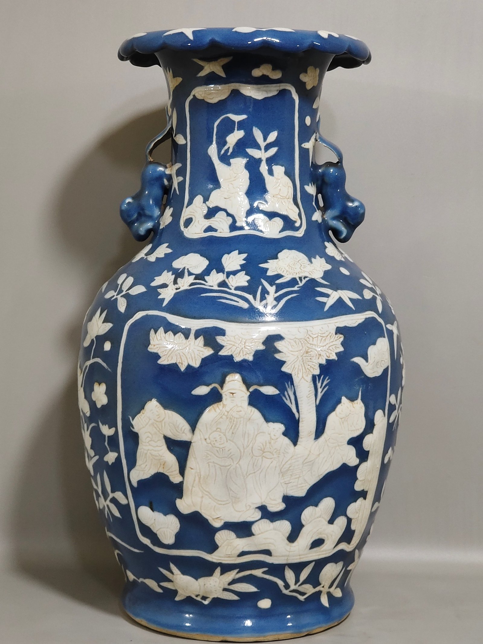 Qing Dynasty Qianlong A blue-glazed white amphora