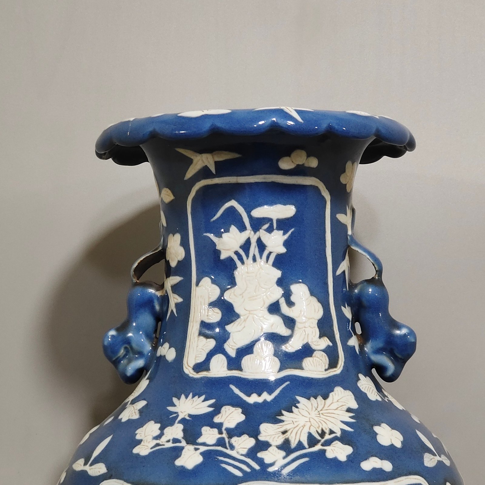 Qing Dynasty Qianlong A blue-glazed white amphora