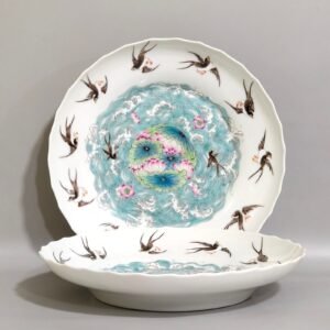Qing Dynasty Qianlong Spring Swallow Picture Chrysanthemum Plate