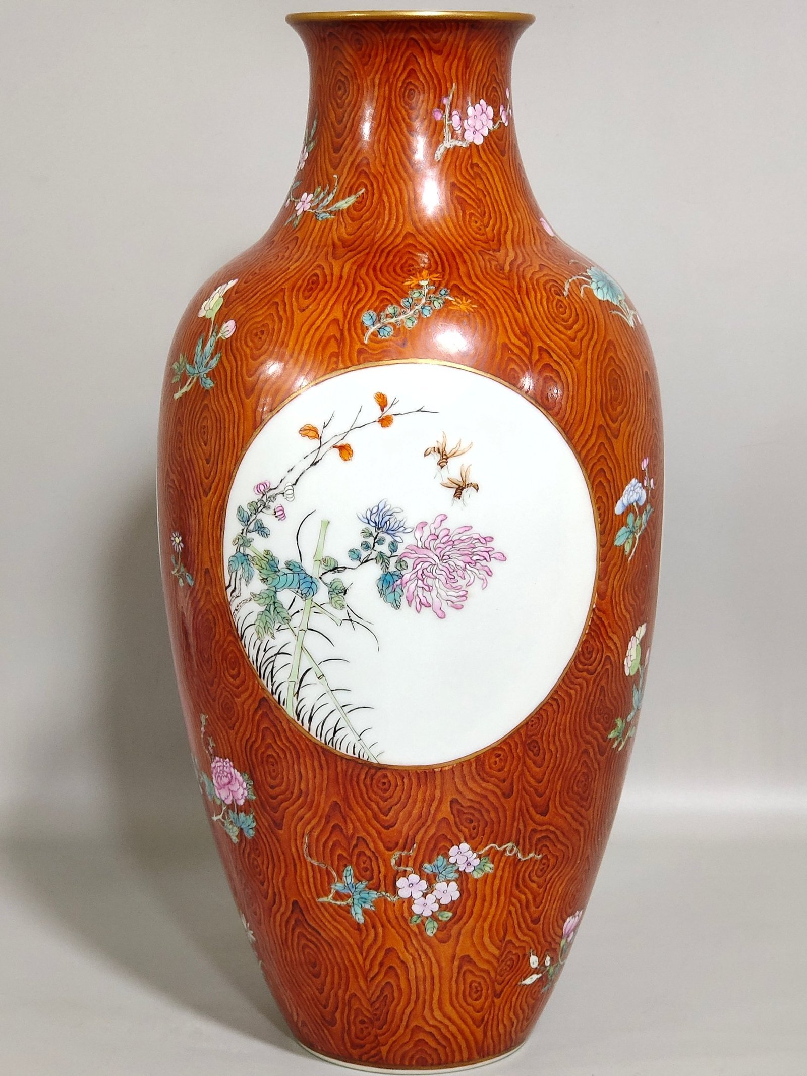 Qing Dynasty Qianlong wood grain glazed window flower vase