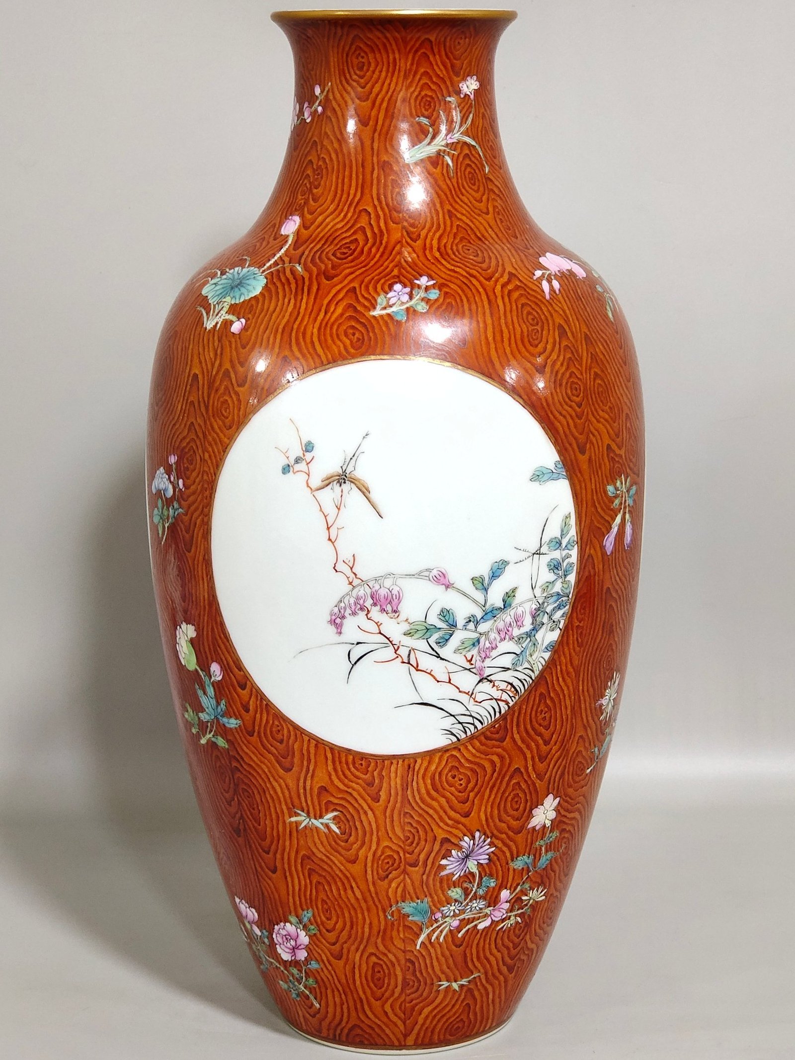 Qing Dynasty Qianlong wood grain glazed window flower vase