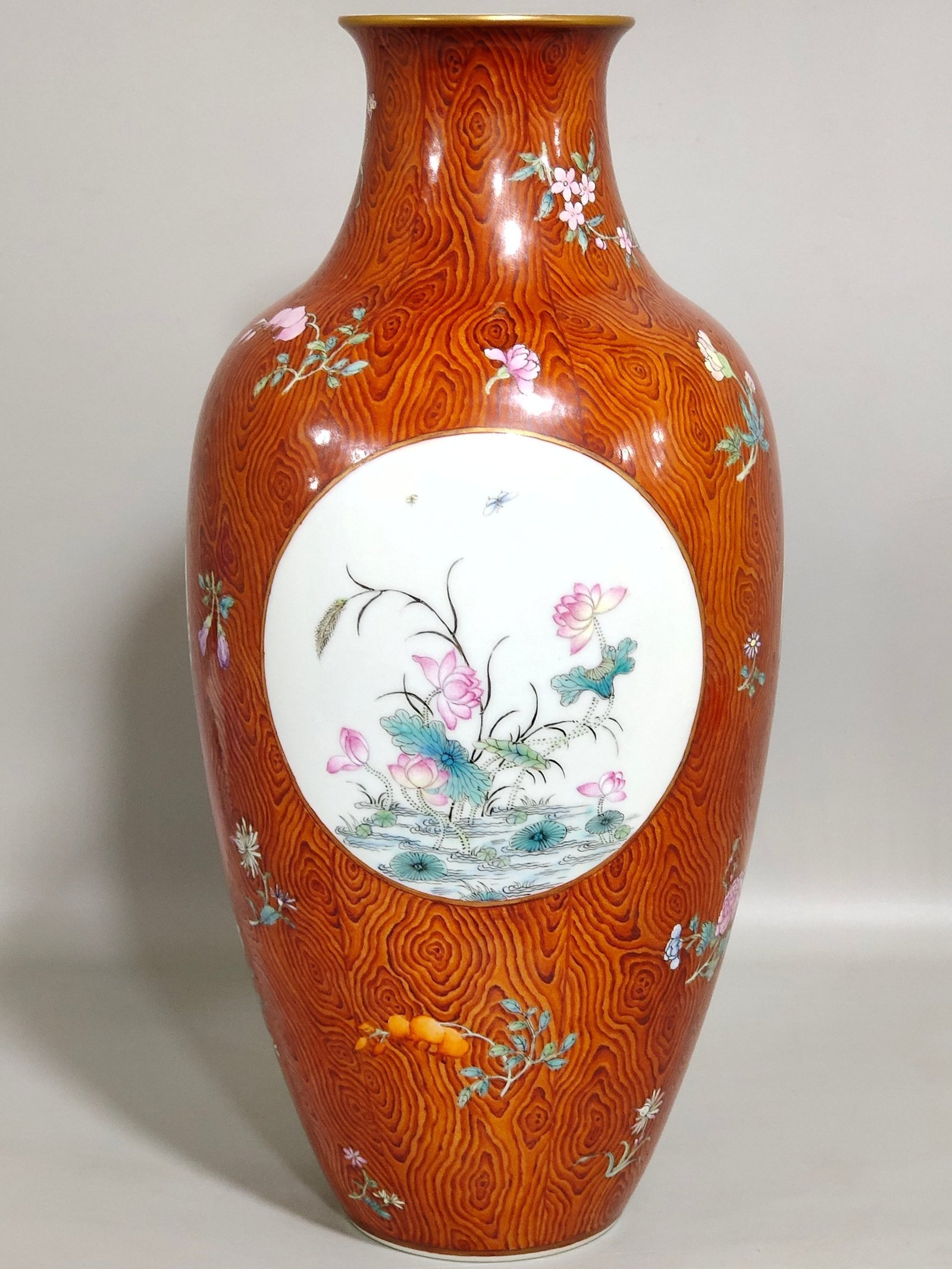 Qing Dynasty Qianlong wood grain glazed window flower vase