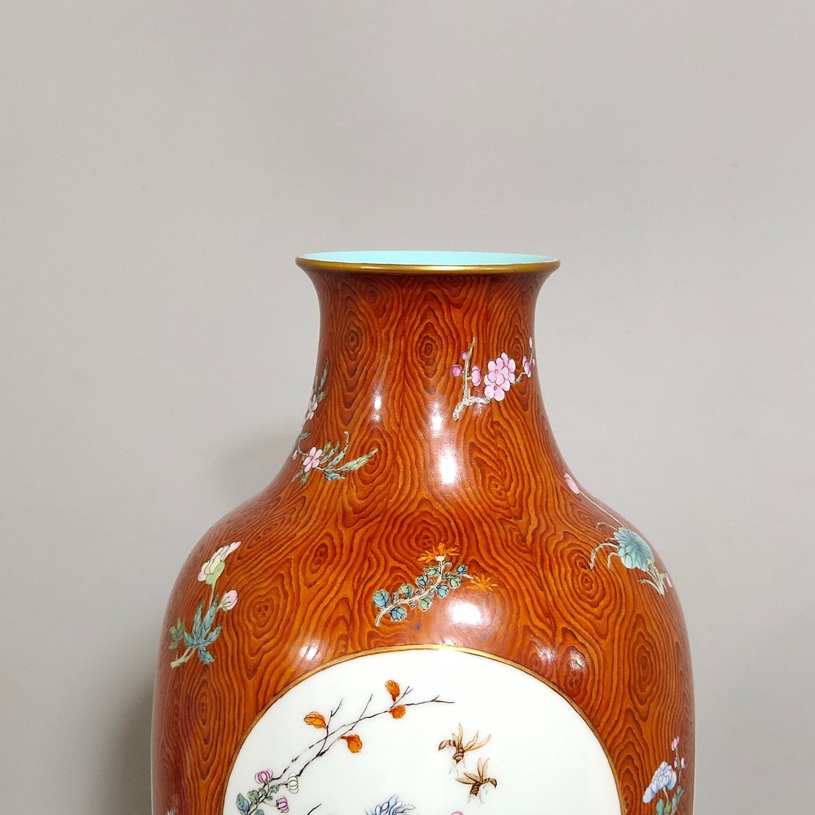 Qing Dynasty Qianlong wood grain glazed window flower vase