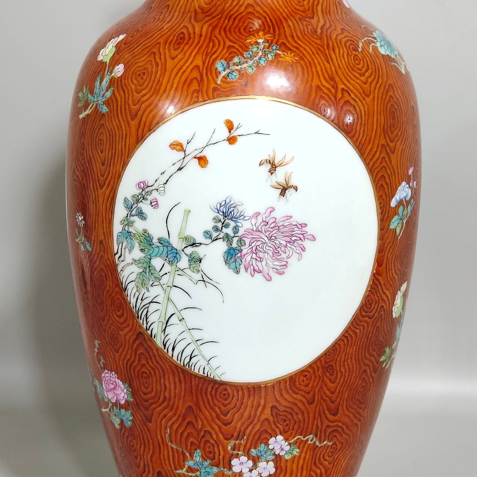 Qing Dynasty Qianlong wood grain glazed window flower vase