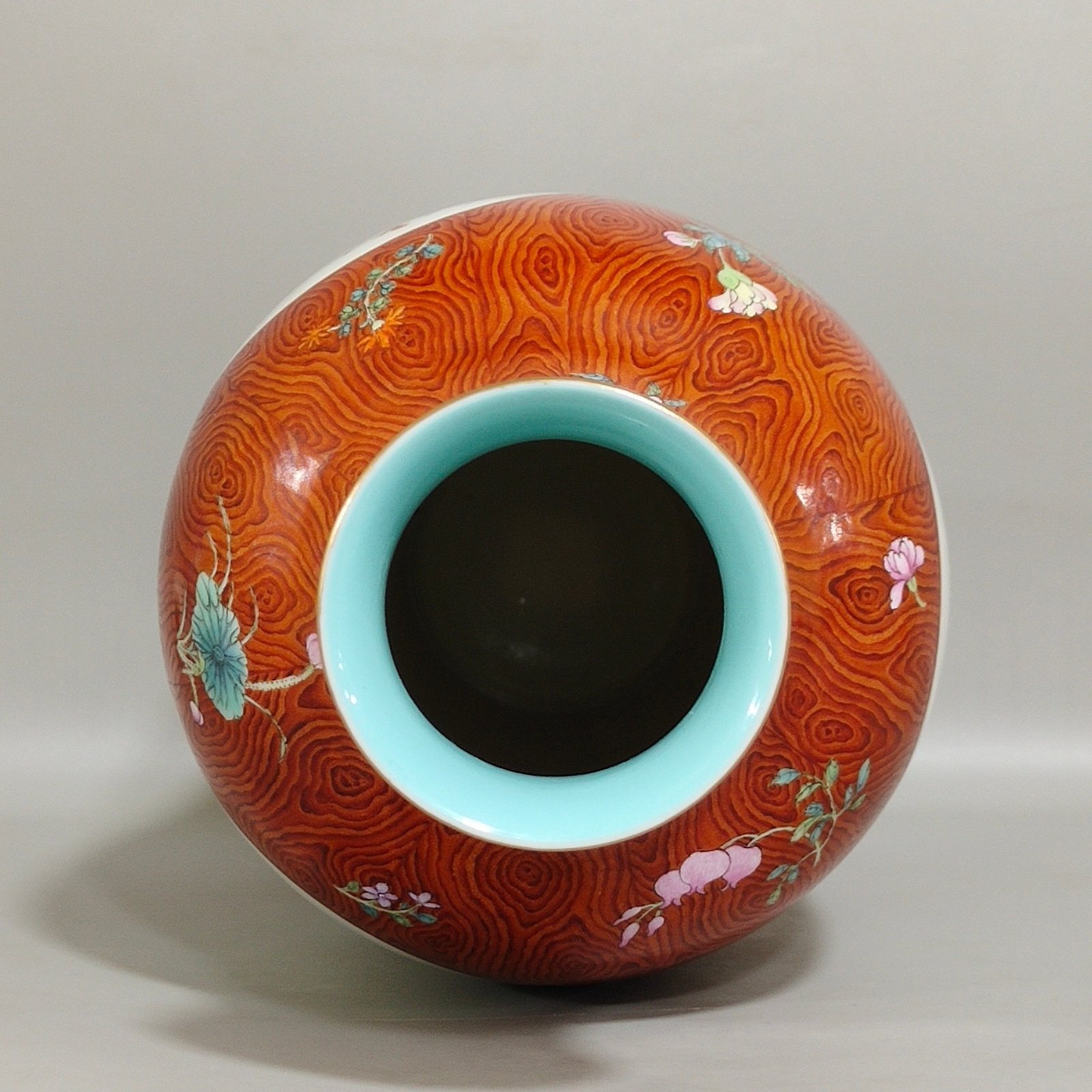 Qing Dynasty Qianlong wood grain glazed window flower vase