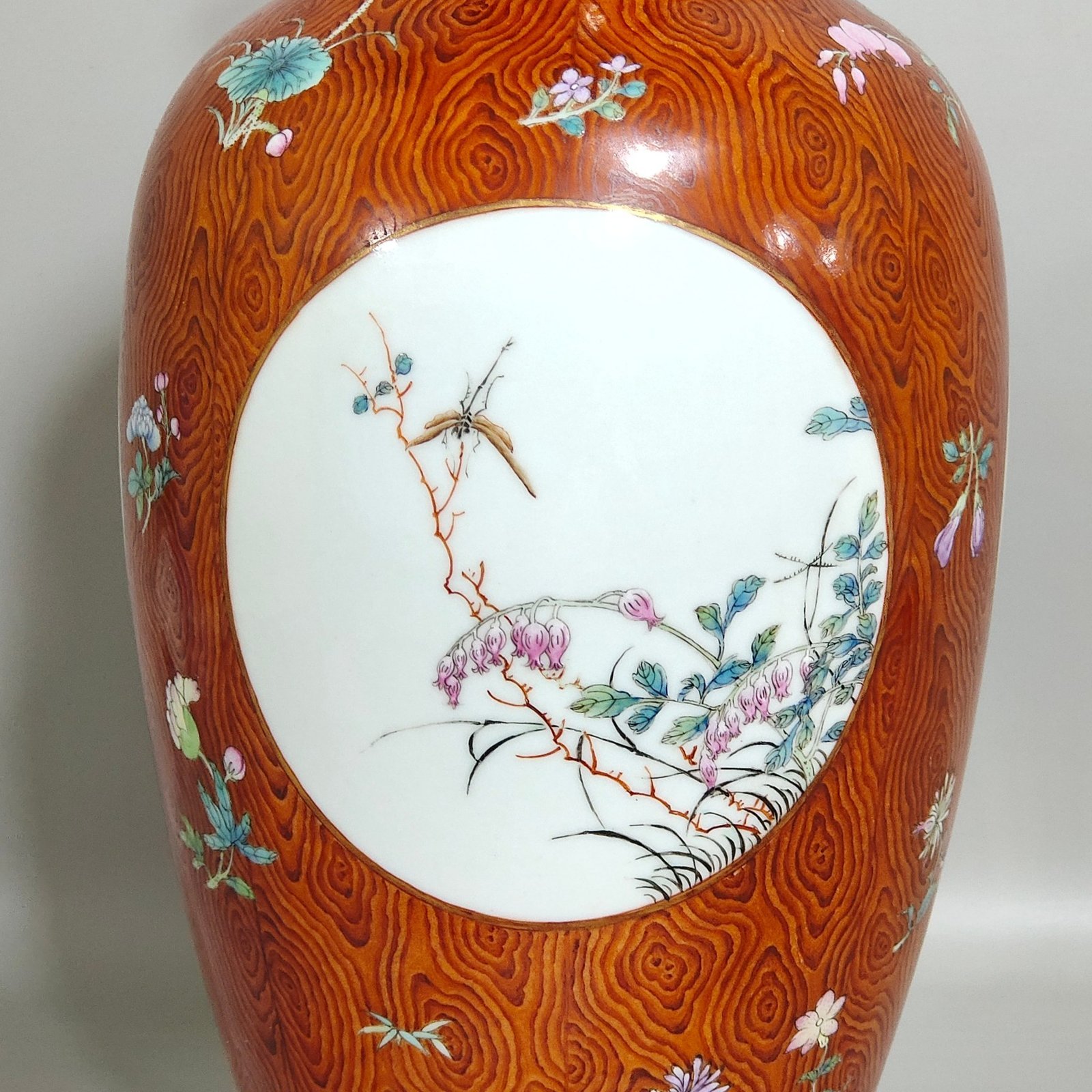 Qing Dynasty Qianlong wood grain glazed window flower vase
