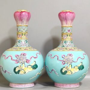 Qing Dynasty Qianlong turquoise green relief garlic vase