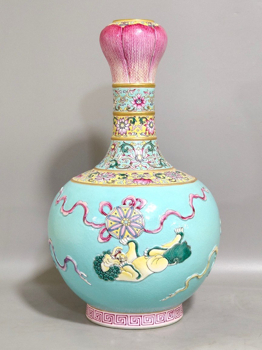 Qing Dynasty Qianlong turquoise green relief garlic vase