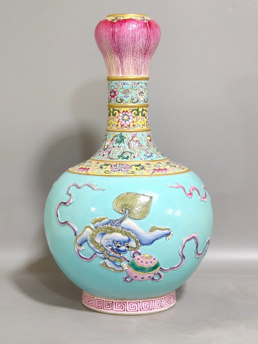 Qing Dynasty Qianlong turquoise green relief garlic vase