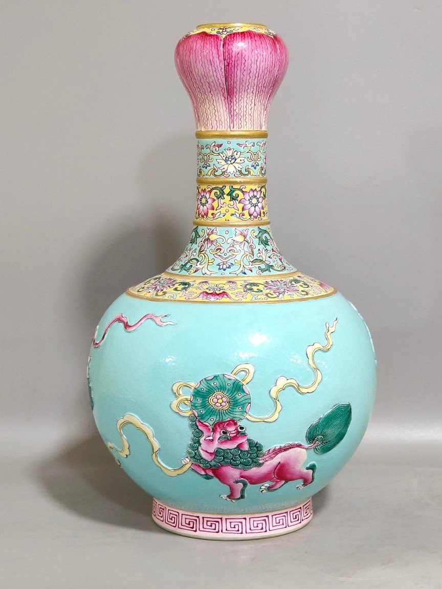 Qing Dynasty Qianlong turquoise green relief garlic vase