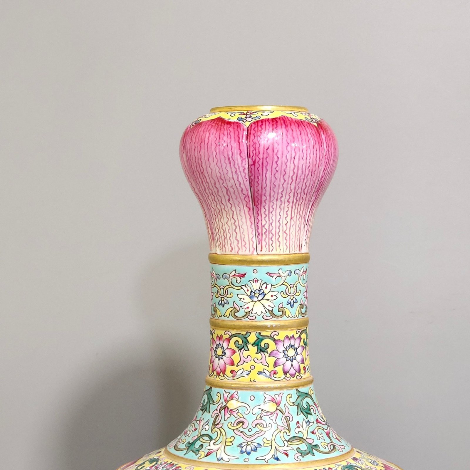Qing Dynasty Qianlong turquoise green relief garlic vase