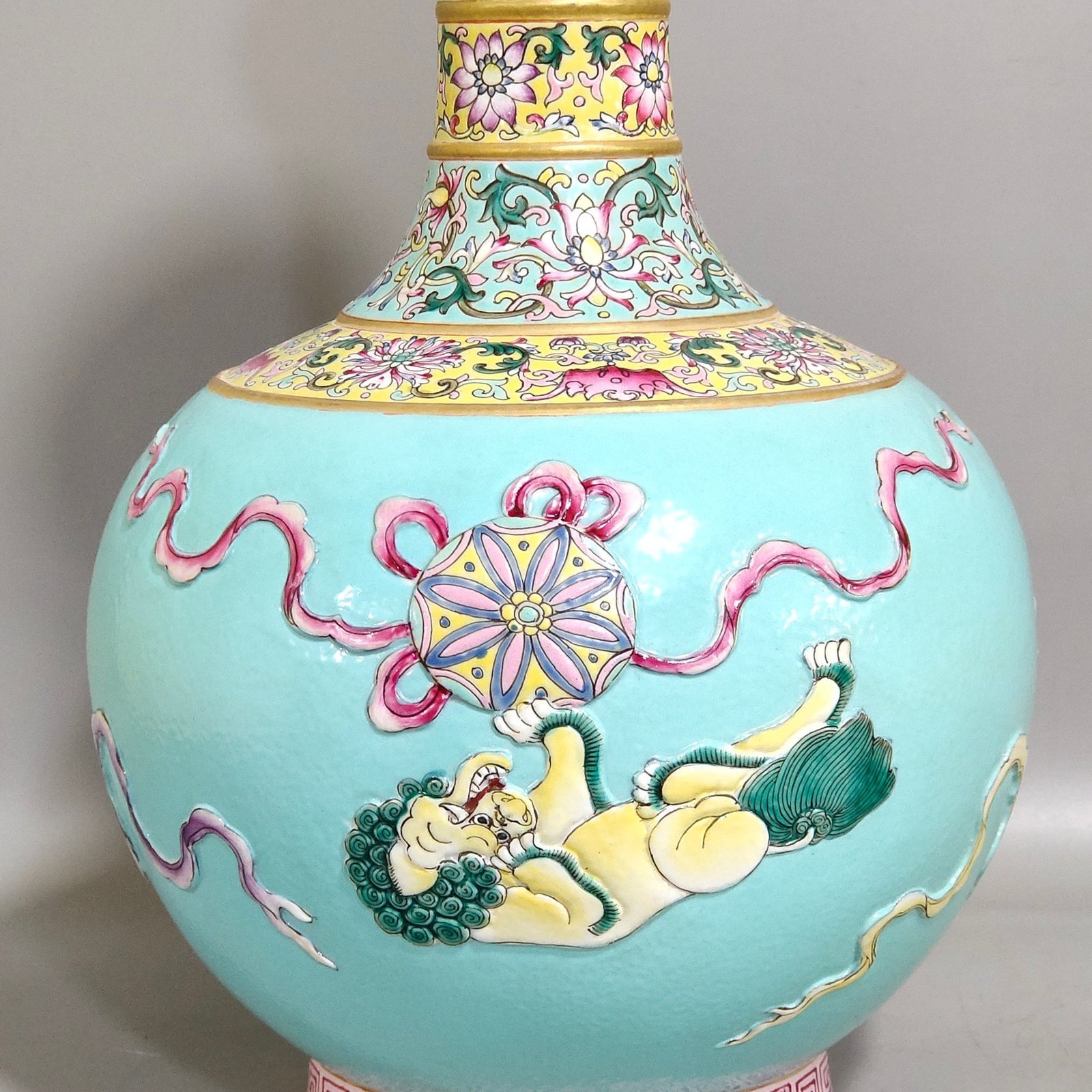 Qing Dynasty Qianlong turquoise green relief garlic vase