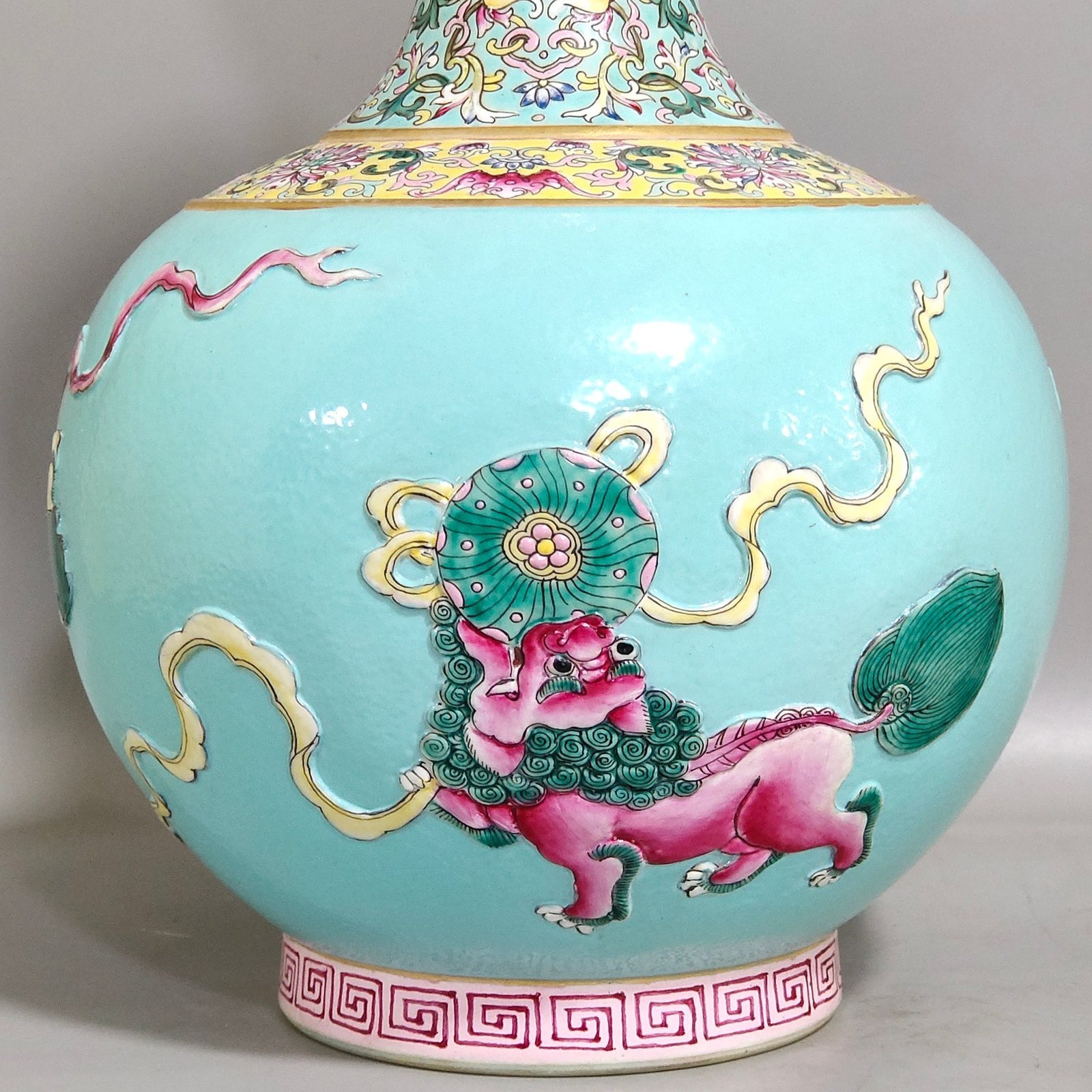 Qing Dynasty Qianlong turquoise green relief garlic vase