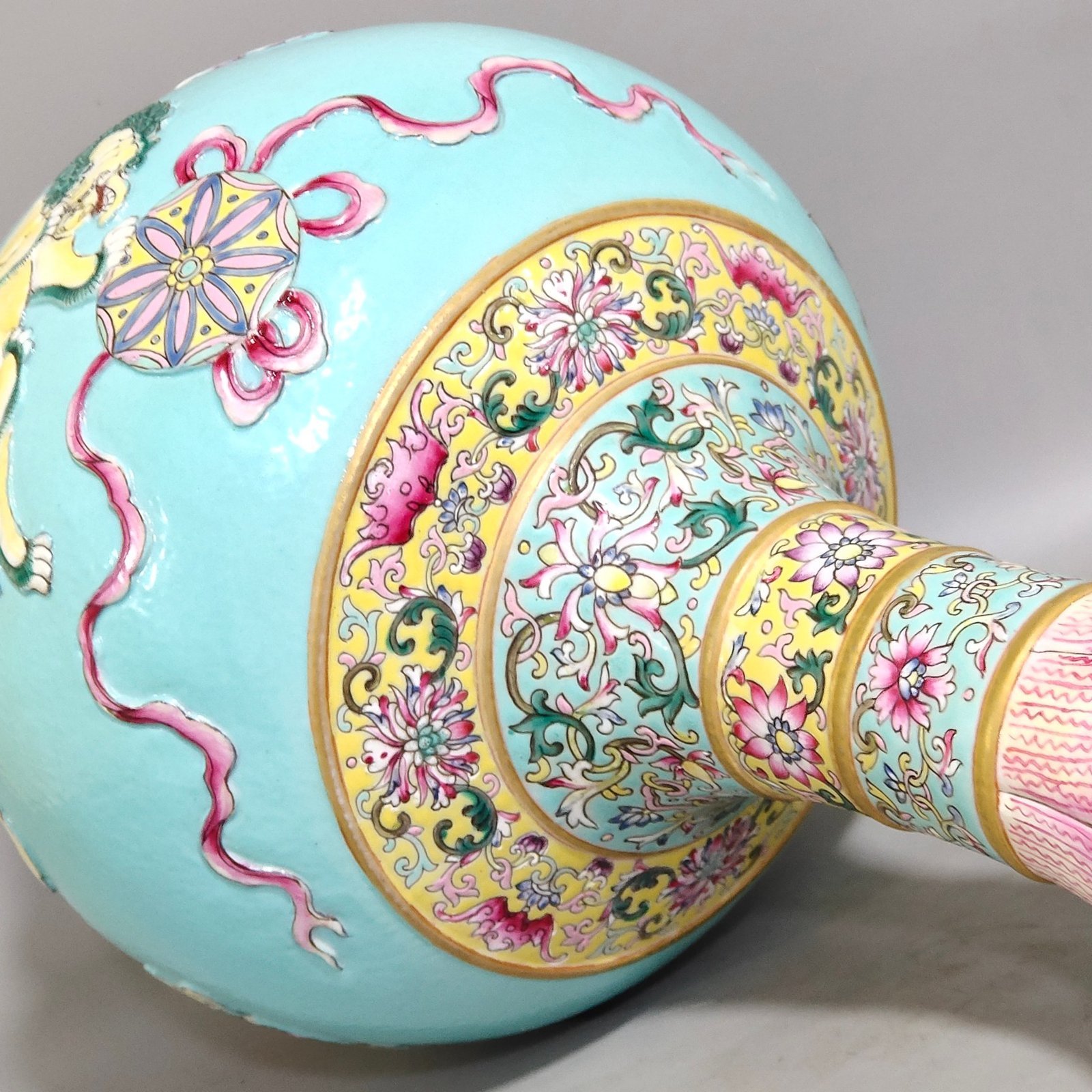 Qing Dynasty Qianlong turquoise green relief garlic vase