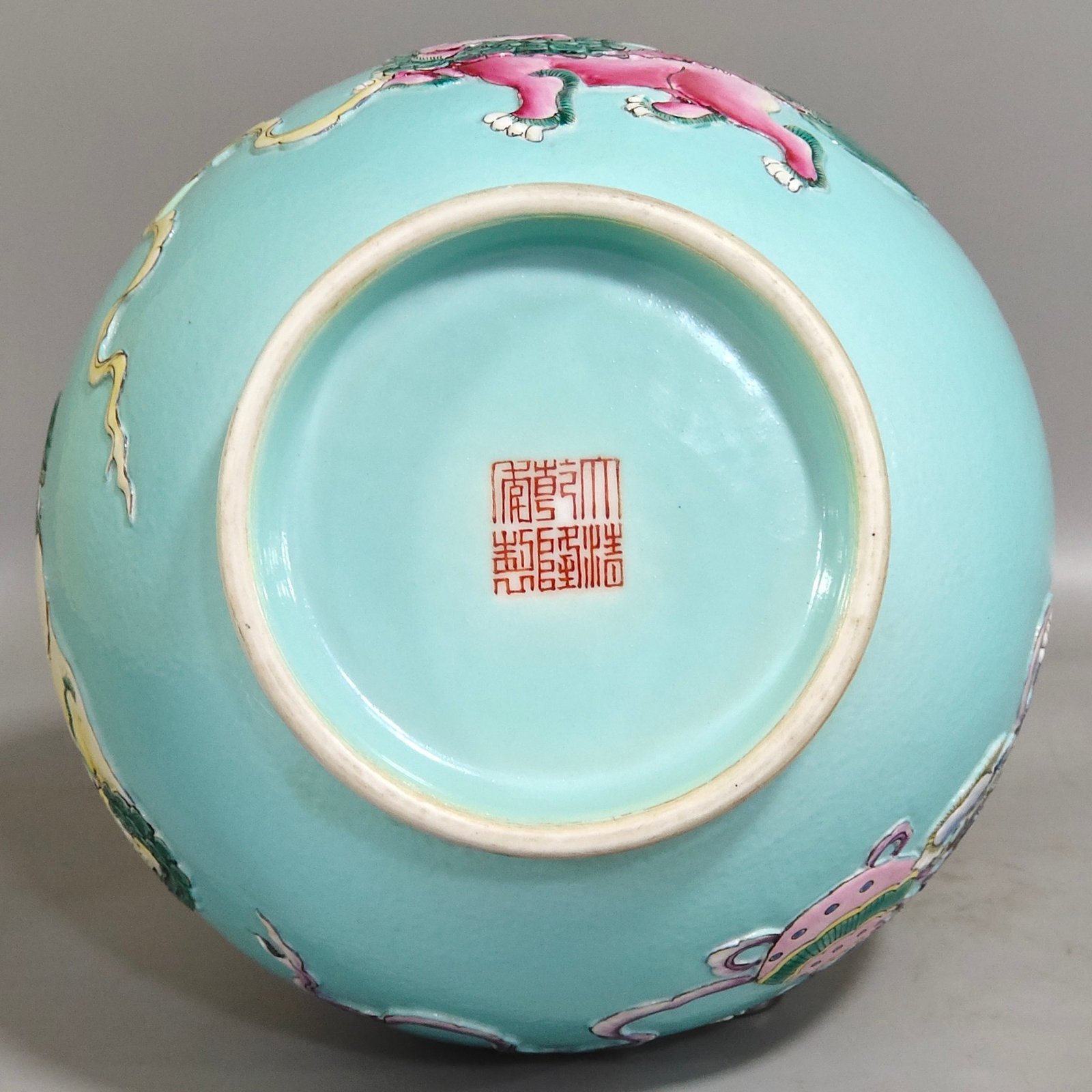 Qing Dynasty Qianlong turquoise green relief garlic vase