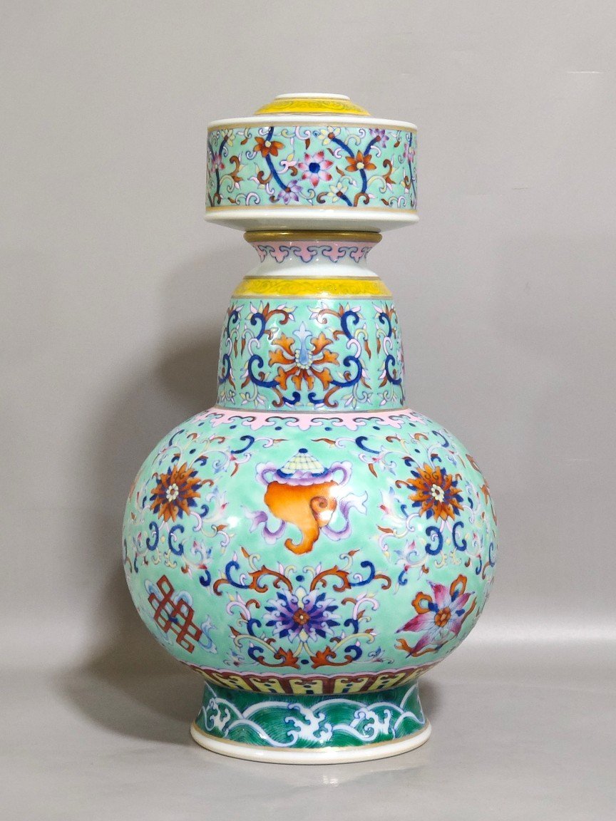 Qing Dynasty Qianlong turquoise green eight-treasure spray bottle