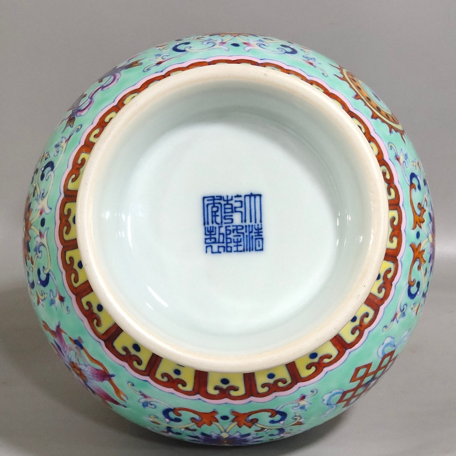 Qing Dynasty Qianlong turquoise green eight-treasure spray bottle